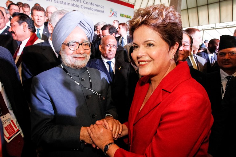 Presidenta Dilma Rousseff cumprimenta o primeiro-ministro da Índia, Manmohan Singh após a foto oficial da Conferência das Nações Unidas sobre Desenvolvimento Sustentável (Rio+20). Rio de Janeiro - RJ, 20/06/2012