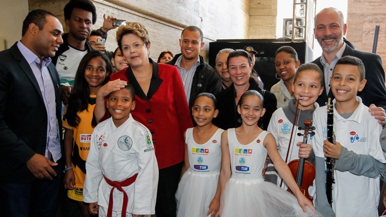 Presidenta Dilma Rousseff posa para foto com representantes da comunidade de Paraisópolis, na cerimônia de anúncio de investimentos do PAC Mobilidade Urbana, Drenagem e Recuperação de Mananciais. São Paulo-SP, 31/07/2013