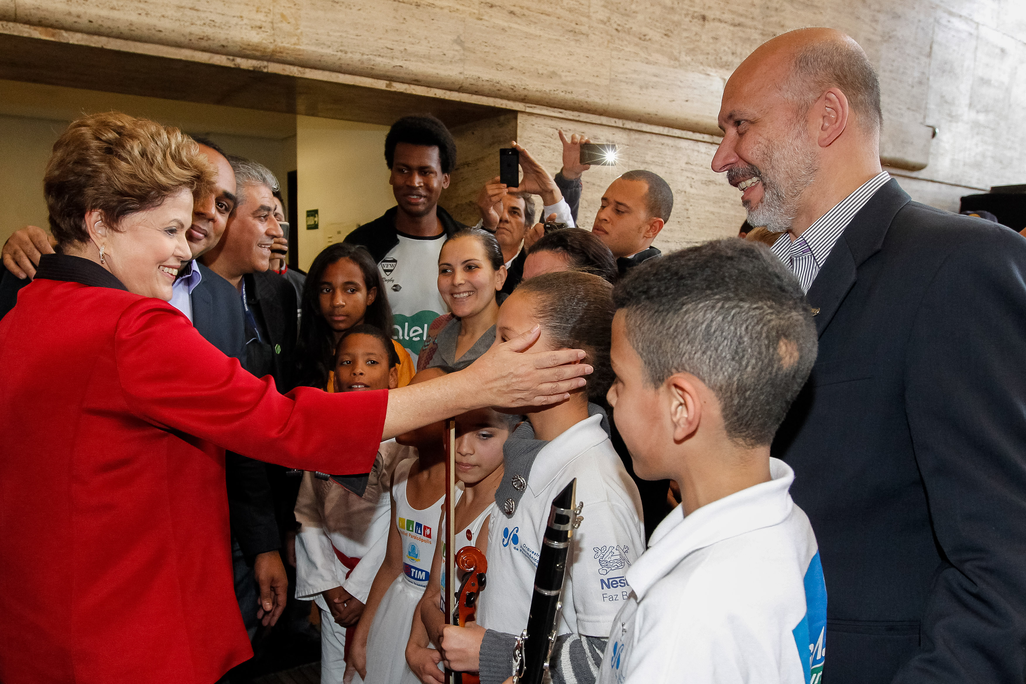 Presidenta Dilma Rousseff posa para foto com representantes da comunidade de Paraisópolis, na cerimônia de anúncio de investimentos do PAC Mobilidade Urbana, Drenagem e Recuperação de Mananciais. São Paulo-SP, 31/07/2013
