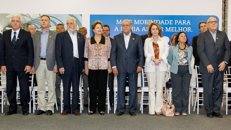 Presidenta Dilma Rousseff posa para foto com Prefeitos do Estado da Bahia antes da cerimônia de anúncio de investimentos do PAC Mobilidade Urbana e assinatura dos contratos de metrô e de corredores. Salvador - BA, 15/10/2013