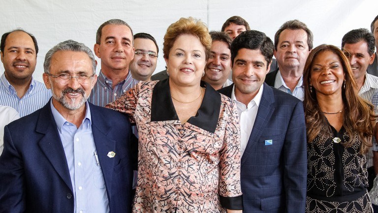 Presidenta Dilma Rousseff posa para foto com Prefeitos do Estado da Bahia antes da cerimônia de anúncio de investimentos do PAC Mobilidade Urbana e assinatura dos contratos de metrô e de corredores. Salvador - BA, 15/10/2013