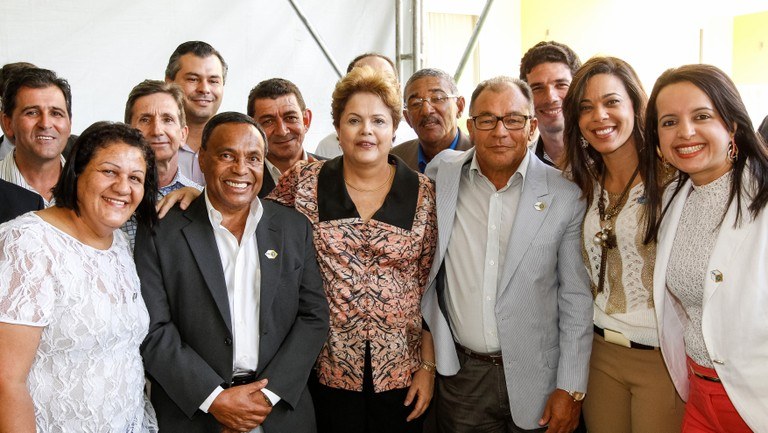 Presidenta Dilma Rousseff posa para foto com Prefeitos do Estado da Bahia antes da cerimônia de anúncio de investimentos do PAC Mobilidade Urbana e assinatura dos contratos de metrô e de corredores. Salvador - BA, 15/10/2013