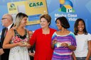 Presidenta Dilma Rousseff posa para foto com as beneficiárias Cleane Lemos da Silva Lopes e Pricila Jane da Silva Oliveira que receberam o cartão "Minha Casa Melhor" durante cerimônia de anúncio de linha de financiamento para aquisição de móveis e eletrodomésticos aos beneficiários do programa Minha Casa, Minha Vida. Brasília - DF, 12/06/2013