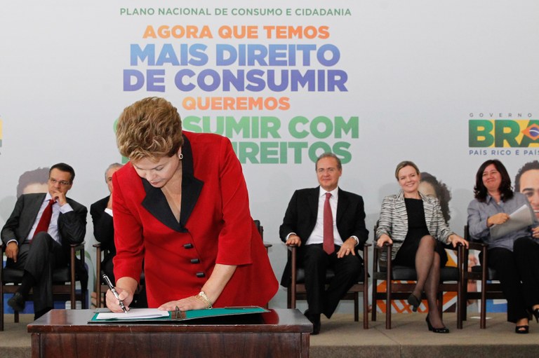 Presidenta Dilma Rousseff durante assinatura de decreto que institui o plano nacional de consumo e cidadania,  e cria a câmara nacional das relações de consumo. Brasília - DF, 15/03/2013