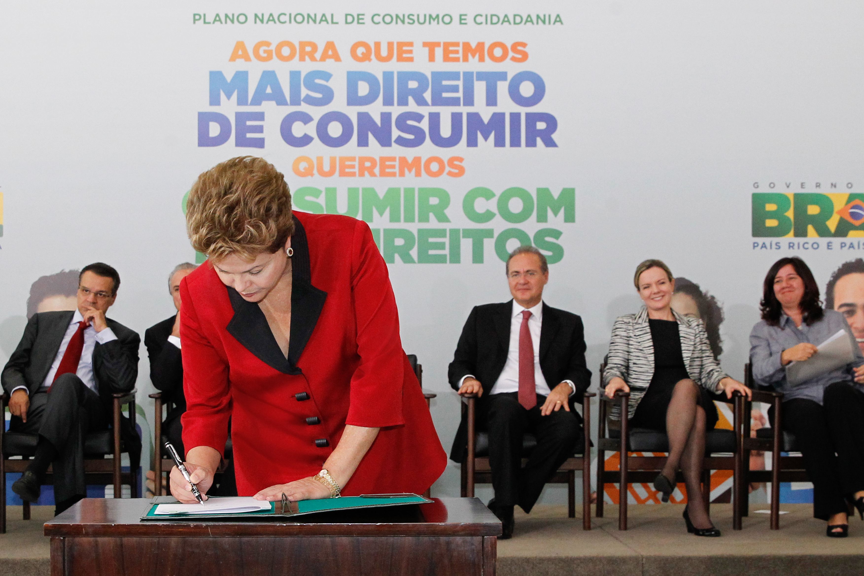 Presidenta Dilma Rousseff durante assinatura de decreto que institui o plano nacional de consumo e cidadania,  e cria a câmara nacional das relações de consumo. Brasília - DF, 15/03/2013