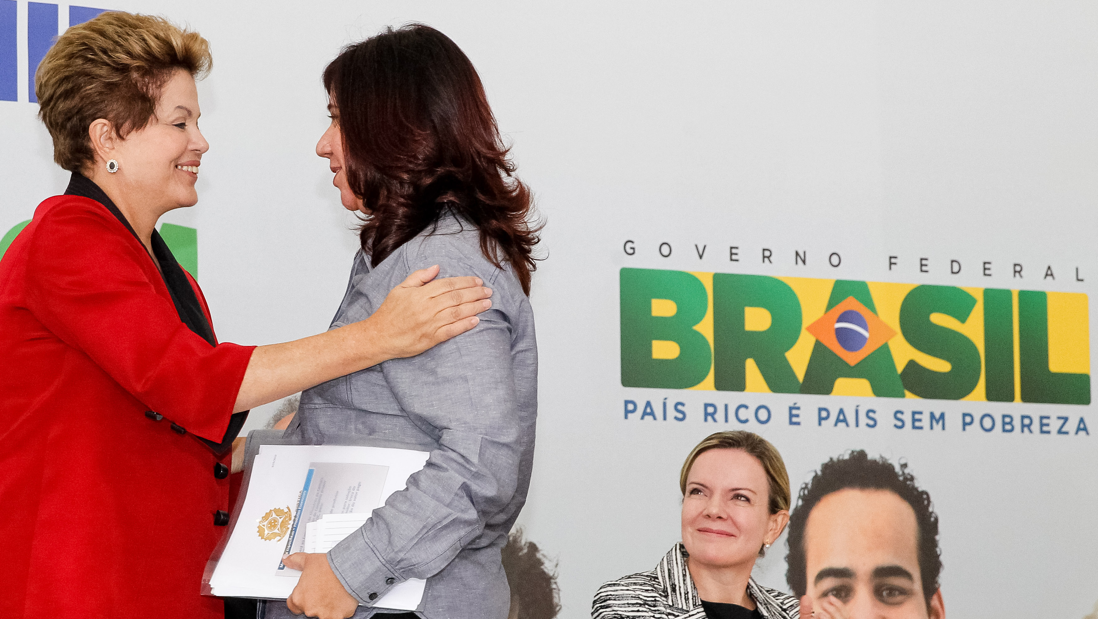 Presidenta Dilma Rousseff, cumprimenta a Sra Juliana Pereira, Secretária Nacional do Consumidor, durante cerimônia de anúncio de medidas de proteção ao consumidor. Brasília - DF, 15/03/2013