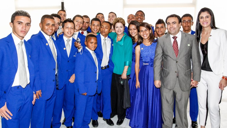 Presidenta Dilma Rousseff posa para foto com integrantes da Orquestra Criança Cidadã após cerimônia de anúncio de medidas do Plano Brasil Sem Miséria. Brasília-DF, 19/02/2013 