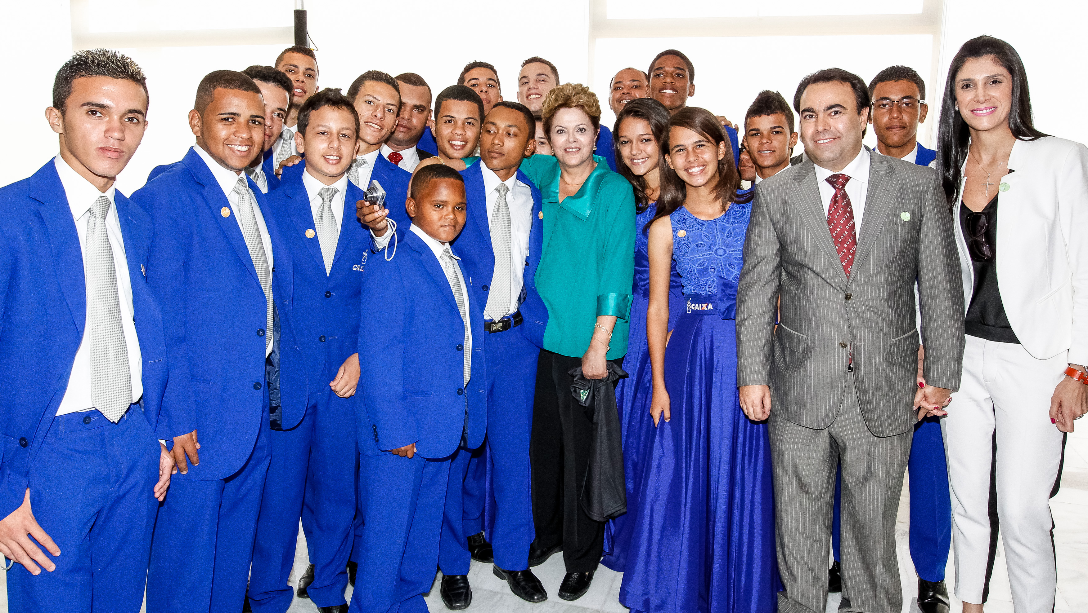 Presidenta Dilma Rousseff posa para foto com integrantes da Orquestra Criança Cidadã após cerimônia de anúncio de medidas do Plano Brasil Sem Miséria. Brasília-DF, 19/02/2013 