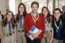 Presidenta Dilma Rousseff posa para foto com escoteiras, durante cerimônia de anúncio do PAC Mobilidade e de entrega de 57 Máquinas Motoniveladoras