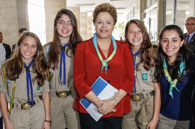 Presidenta Dilma Rousseff posa para foto com escoteiras, durante cerimônia de anúncio do PAC Mobilidade e de entrega de 57 Máquinas Motoniveladoras