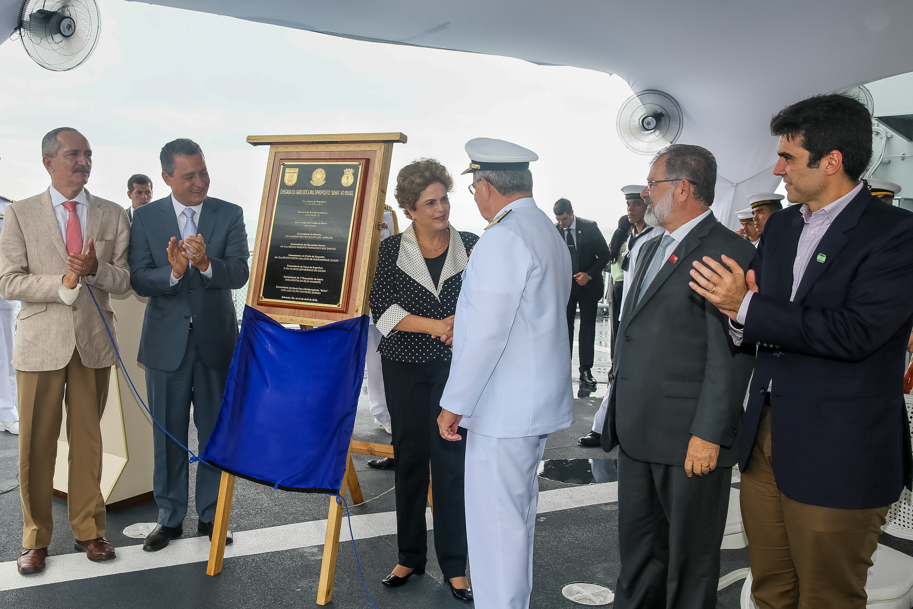 Presidenta Dilma Rousseff durante descerramento de placa alusiva à apresentação do Navio Doca Multipropósito “Bhaia”. Salvador-BA, 06/04/2016