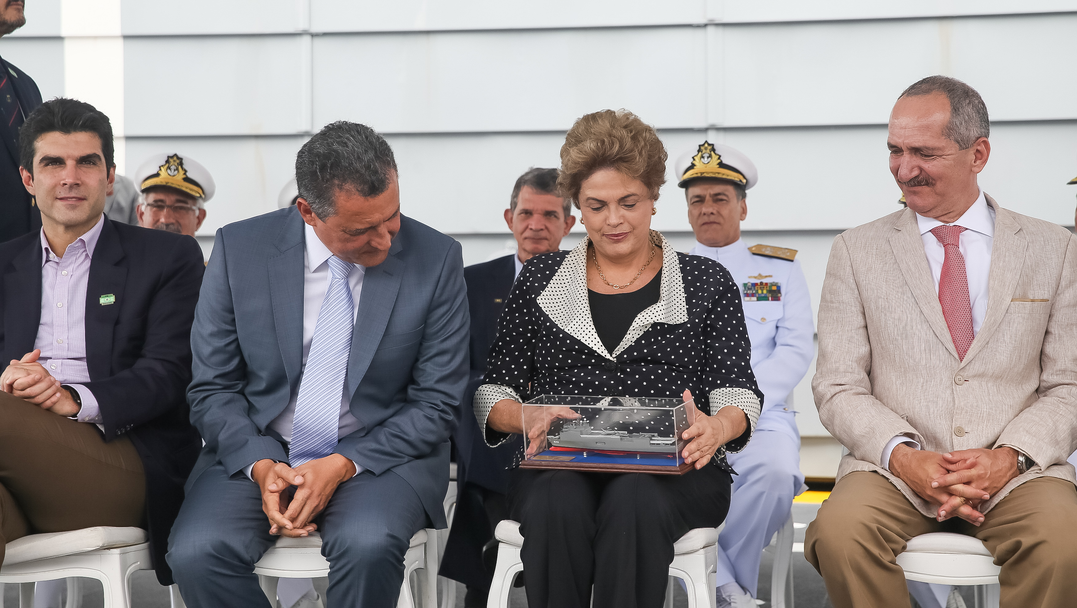  Presidenta Dilma Rousseff recebe a réplica em miniatura do Navio Doca Multipropópito “Bahia” durante cerimônia de apresentação do navio. Salvador-BA, 06/04/2016  