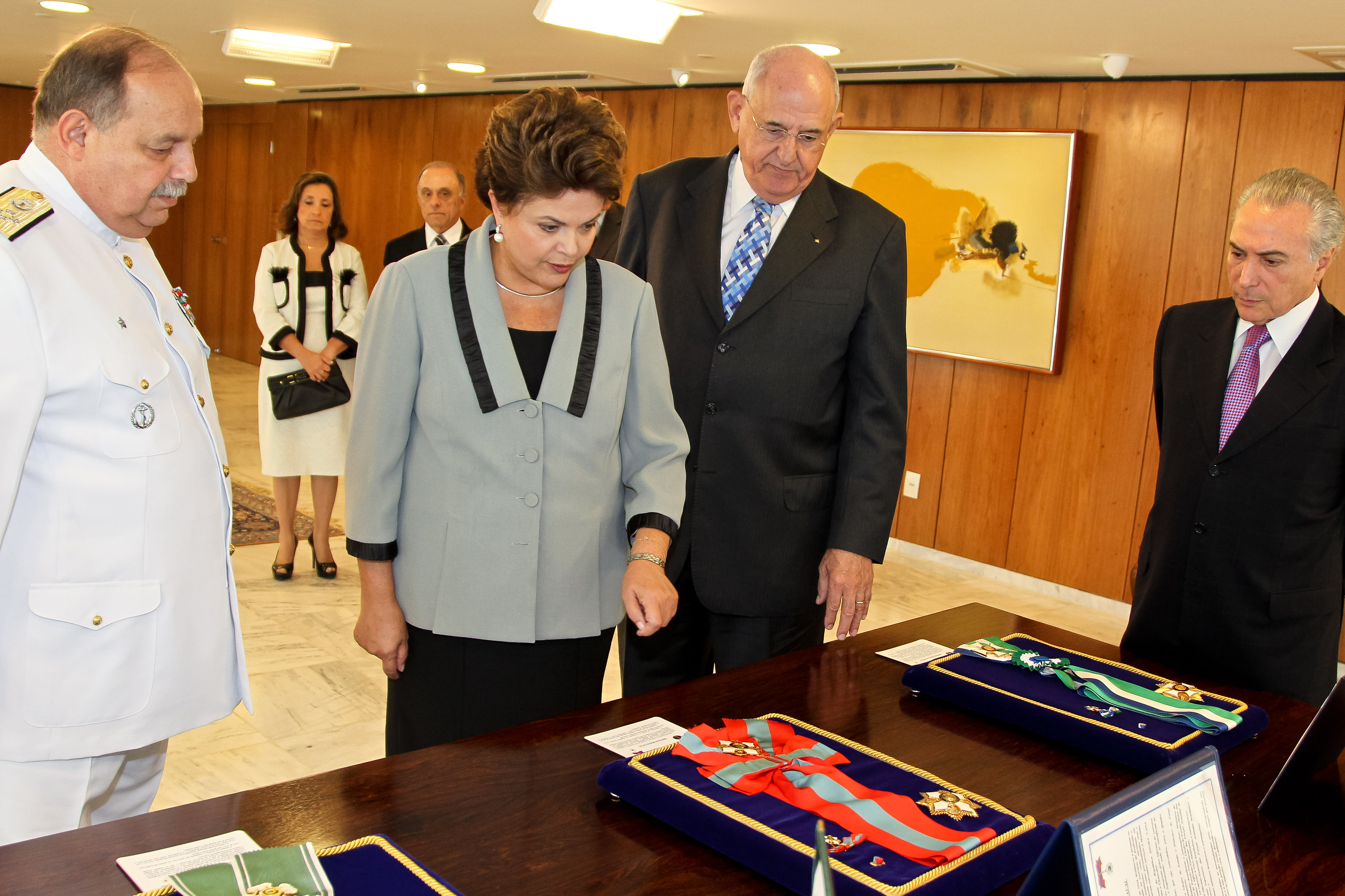 Presidenta Dilma Rousseff recebe insígnia da Marinha, entregue pelo Alte. Esq. Luiz Umberto de Mendonça, durante apresentação das insígnias das Ordens do Mérito da Defesa e das Forças Armadas. Brasília-DF, 05/04/2011 