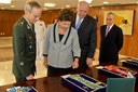 Presidenta Dilma Rousseff recebe insígnia do Exército, entregue pelo Gen. Enzo Martins Peri, durante apresentação das insígnias das Ordens do Mérito da Defesa e das Forças Armadas. Brasília-DF, 05/04/2011 