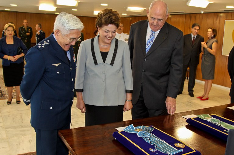 Presidenta Dilma Rousseff recebe insígnia da Aeronáutica, entregue pelo Ten. Brig. do Ar Juniti Saito, durante apresentação das insígnias das Ordens do Mérito da Defesa e das Forças Armadas. Brasília-DF, 05/04/2011 