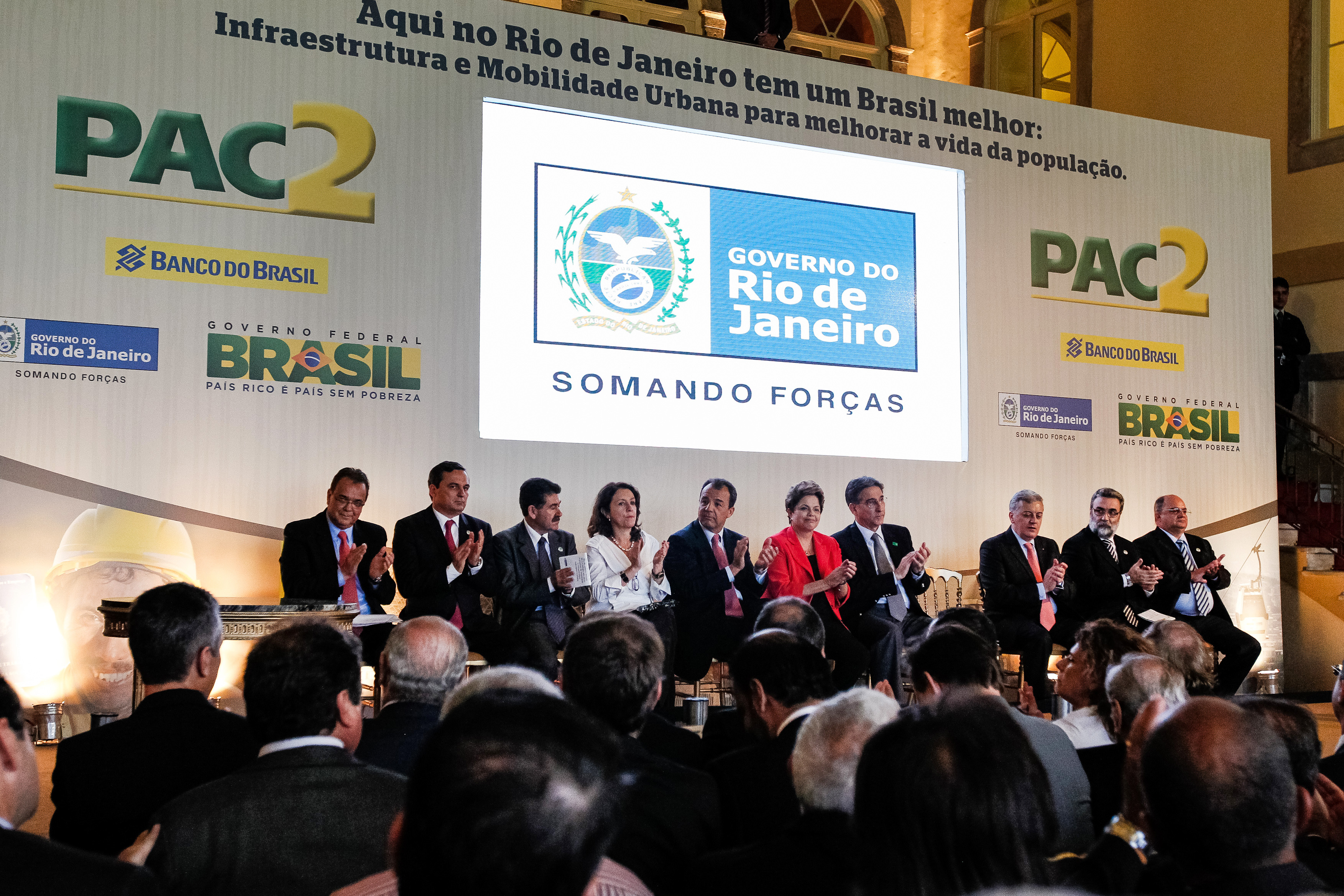 Presidenta Dilma Rousseff durante cerimônia de assinatura do contrato de financiamento entre Banco do Brasil e governo do estado do Rio de Janeiro para obras de infraestrutura urbana. Rio de Janeiro - RJ, 13/06/2012