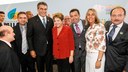 Presidenta Dilma Rousseff posa para foto com prefeitos após cerimônia de assinatura de termos de compromisso do Programa Água para Todos com municípios do semiárido brasileiro. Brasília - DF, 10/09/2013
