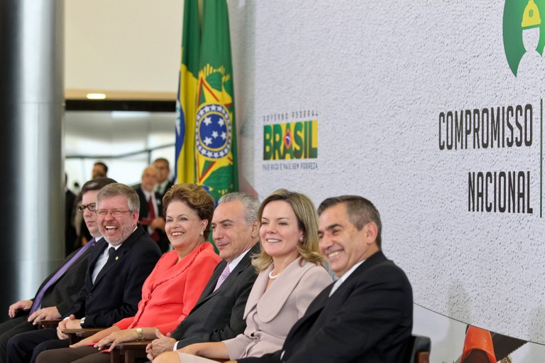  Presidenta Dilma Rousseff durante cerimônia de assinatura do Compromisso Nacional para Aperfeiçoamento das Condições de Trabalho na Indústria da Construção. Brasília - DF, 01/03/2012