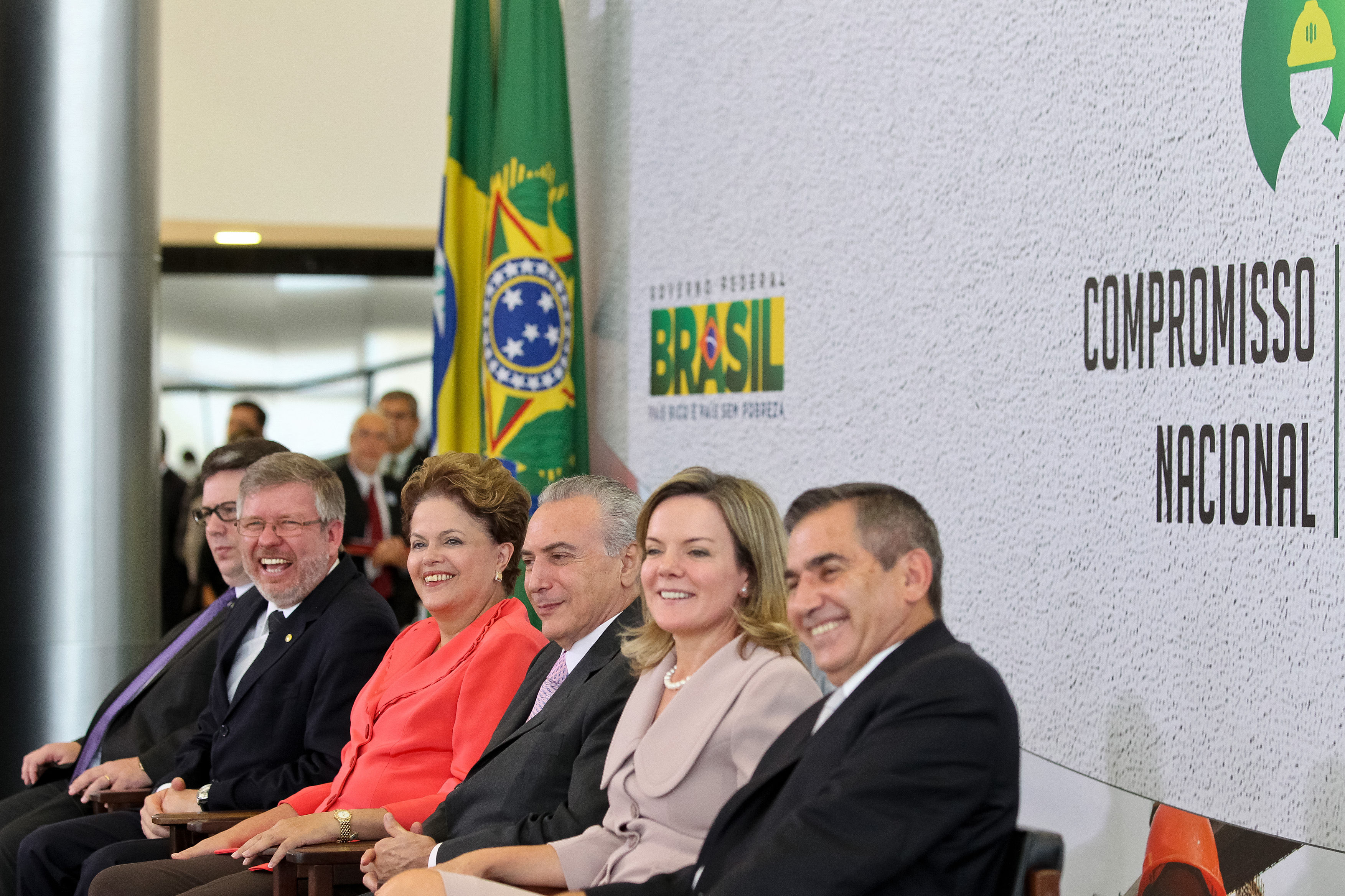 Presidenta Dilma Rousseff durante cerimônia de assinatura do Compromisso Nacional para Aperfeiçoamento das Condições de Trabalho na Indústria da Construção. Brasília - DF, 01/03/2012