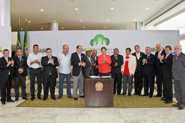 Presidenta Dilma Rousseff durante cerimônia de assinatura do Compromisso Nacional para Aperfeiçoamento das Condições de Trabalho na Indústria da Construção. Brasília - DF, 01/03/2012