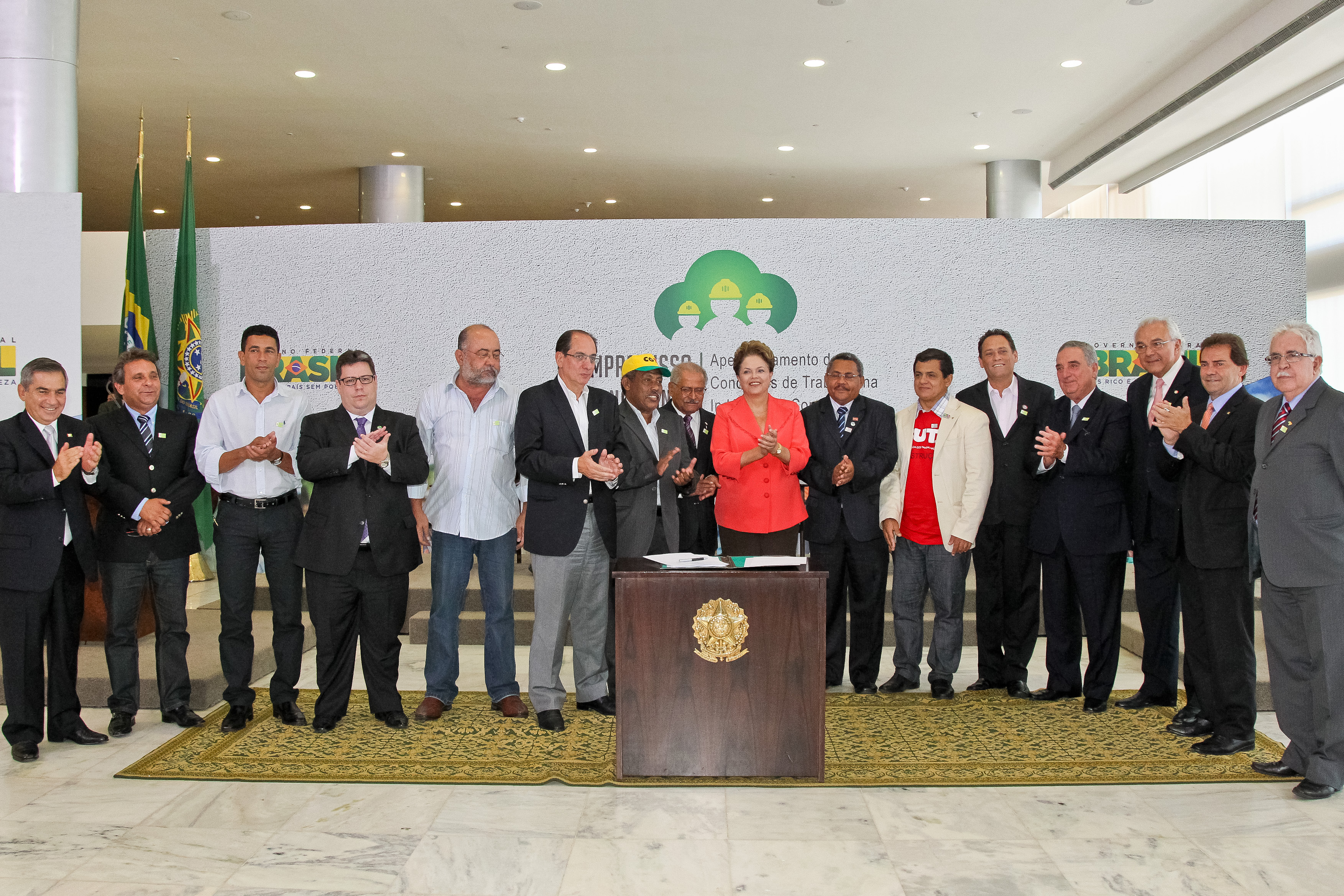 Presidenta Dilma Rousseff durante cerimônia de assinatura do Compromisso Nacional para Aperfeiçoamento das Condições de Trabalho na Indústria da Construção. Brasília - DF, 01/03/2012