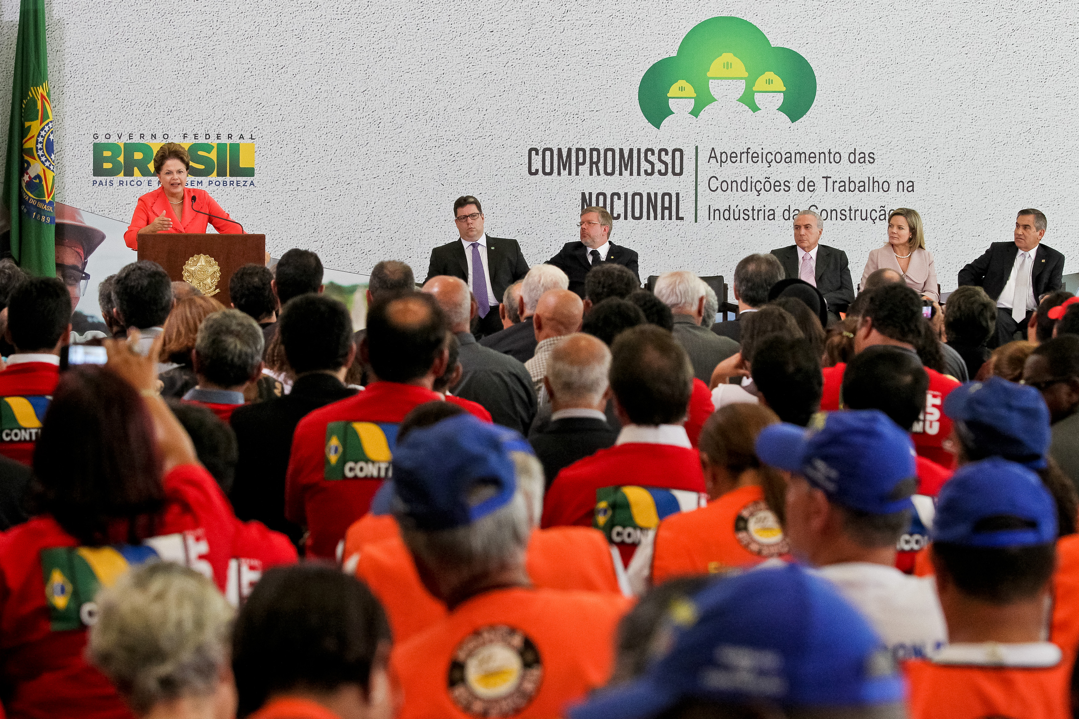 Presidenta Dilma Rousseff durante cerimônia de assinatura do Compromisso Nacional para Aperfeiçoamento das Condições de Trabalho na Indústria da Construção. Brasília - DF, 01/03/2012