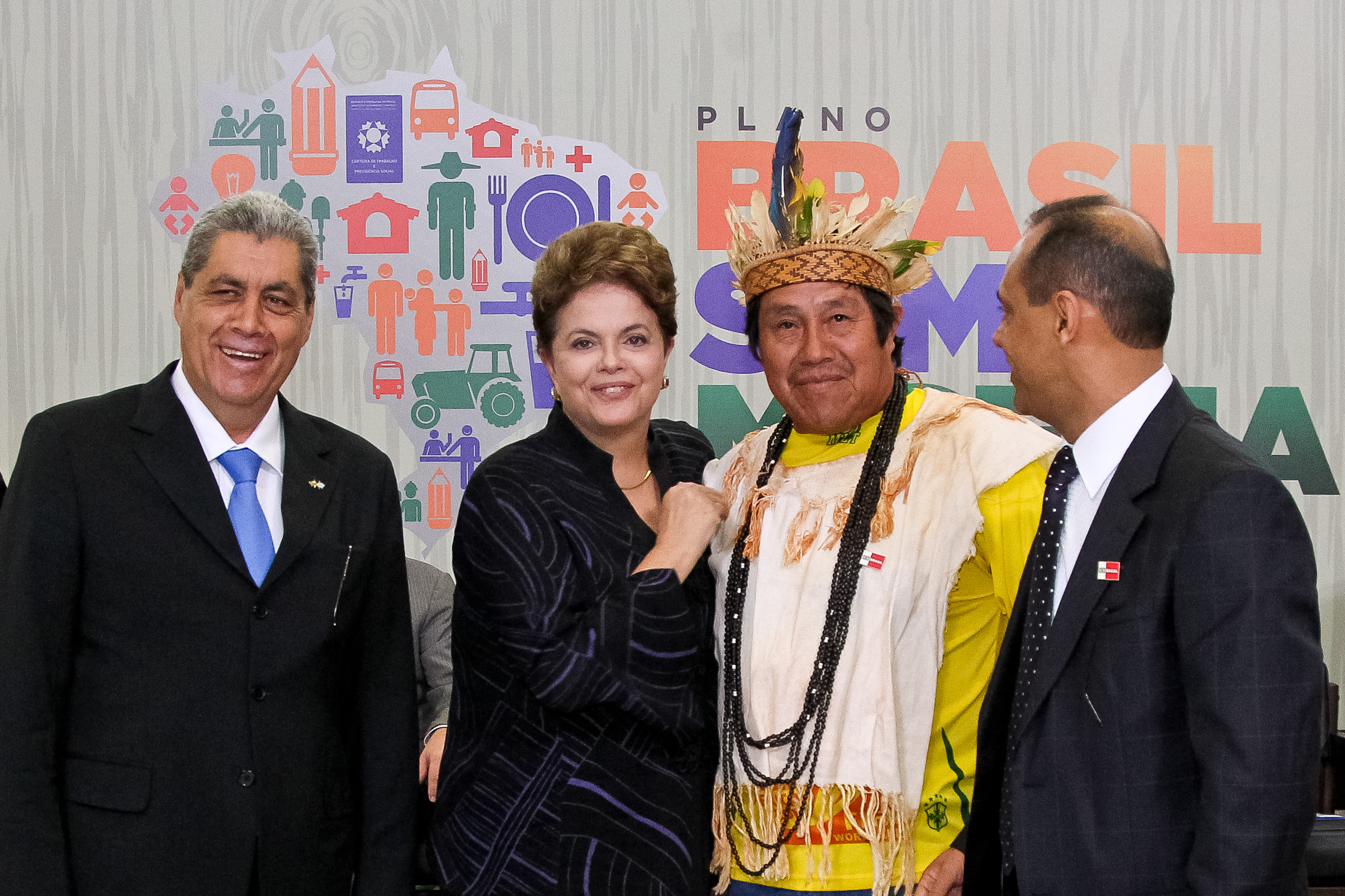 Presidenta Dilma , André Puccinelli Governador do Mato Grosso do Sul, Presidente da Companhia Nacional de Abastecimento Evangevaldo Santos e o Presidente do Centro Organizacional da Cultura Tradicional da Etnia Kaiowa de Dourados no MS durante cerimônia de assinatura do termo de compromisso do Plano Brasil sem Miséria com os governadores da Região Centro-Oeste. Brasília - DF, 16/12/2011