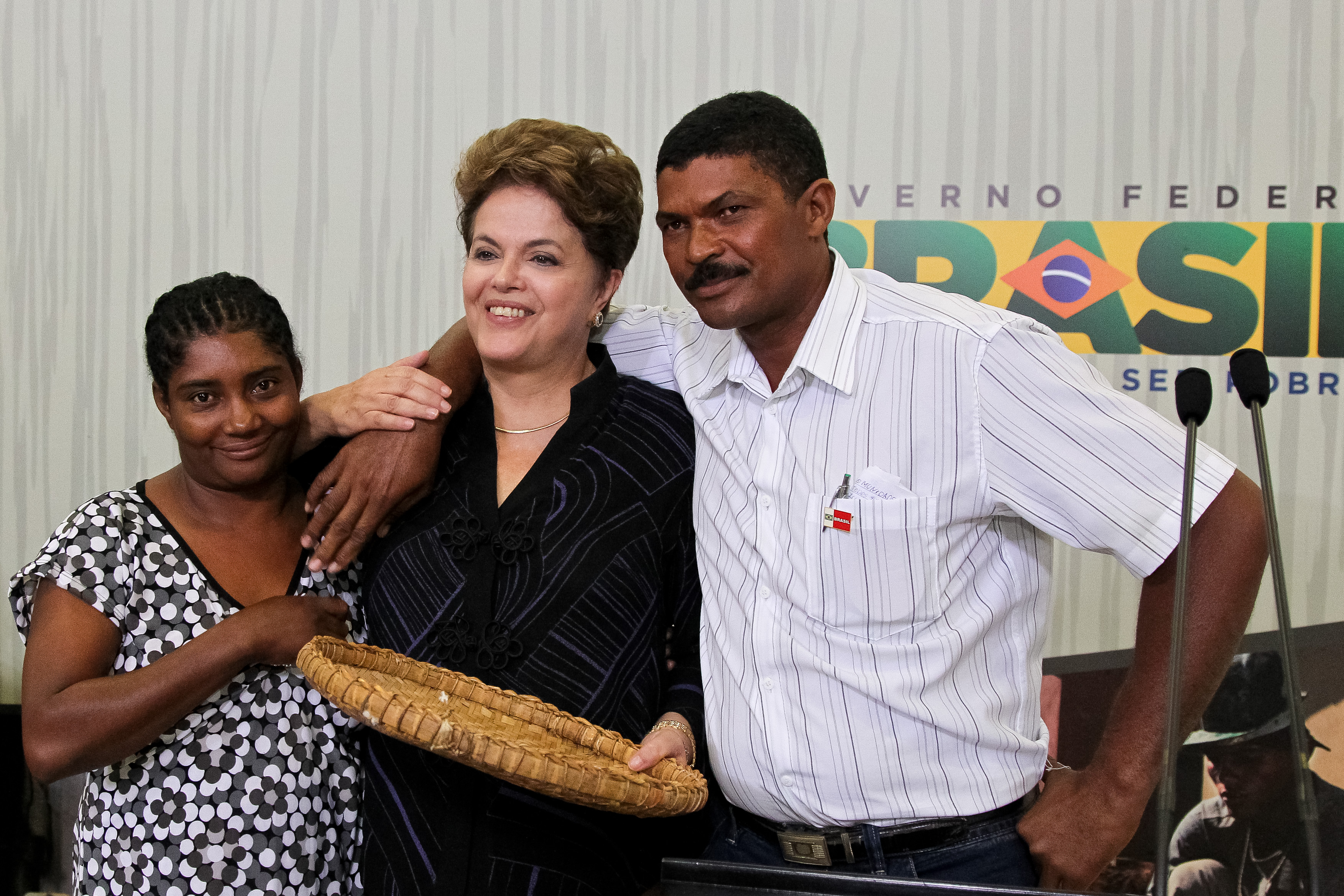 Presidenta Dilma Rousseff, Jorge Moreira de Oliveira (Representante da Comunidade Quilombola Kalunga, do estado do Goiás e sua esposa Maria) durante cerimônia de assinatura do termo de compromisso do Plano Brasil sem Miséria com os governadores da Região Centro-Oeste. Brasília - DF, 16/12/2011