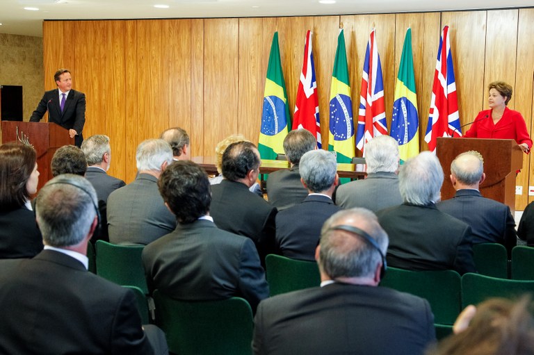 Presidenta Dilma Rousseff durante cerimônia de assinaturas de atos e declaração à imprensa, com o Primeiro-Ministro do Reino Unido, David Cameron, no Palácio do Planalto. Brasília-DF, 28/09/2012