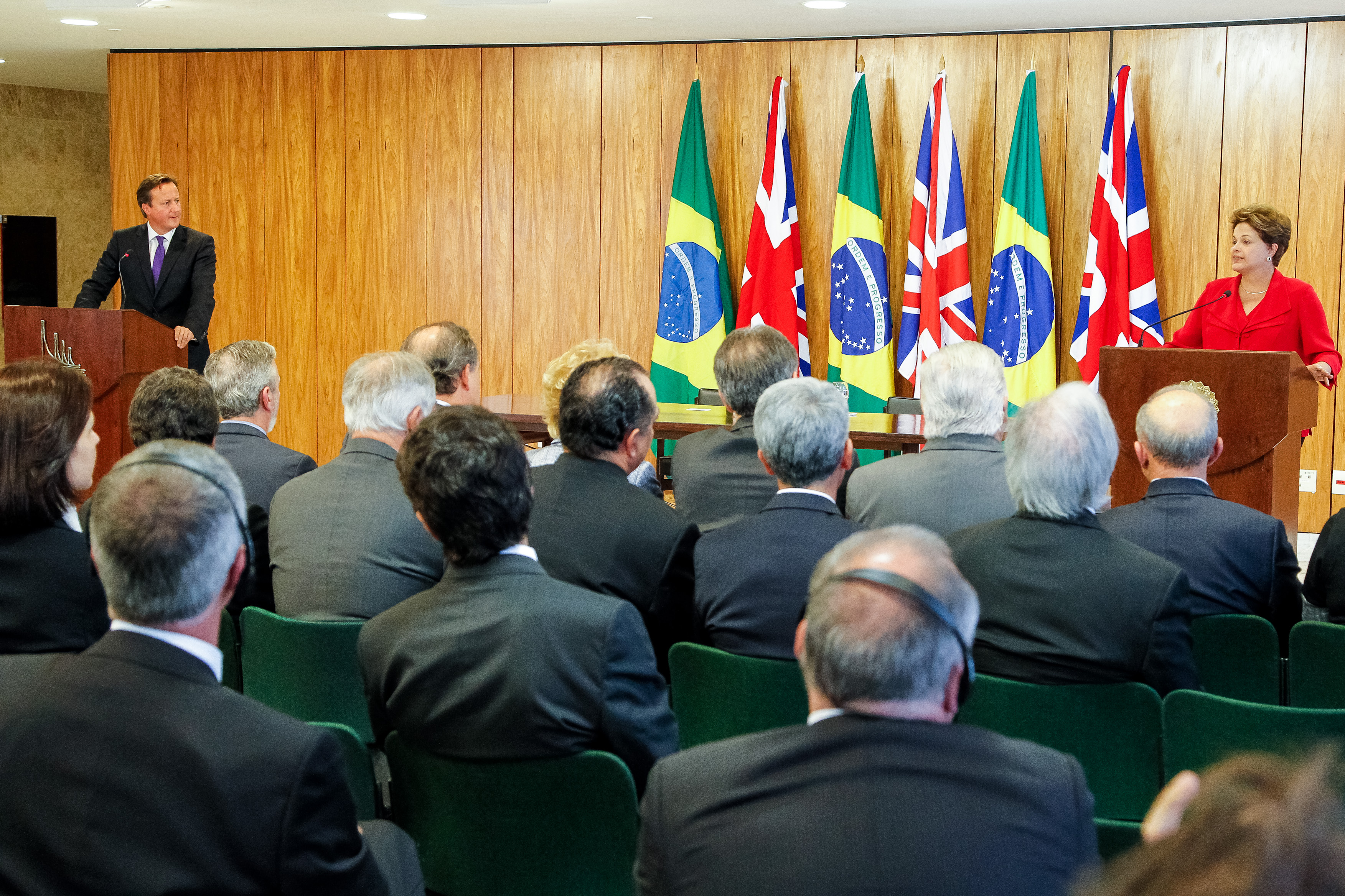 Presidenta Dilma Rousseff durante cerimônia de assinaturas de atos e declaração à imprensa, com o Primeiro-Ministro do Reino Unido, David Cameron, no Palácio do Planalto. Brasília-DF, 28/09/2012