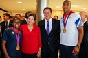 Presidenta Dilma Rousseff posa para fotos com atletas ingleses após a cerimônia de assinaturas de atos e declaração à imprensa, no Palácio do Planalto. Brasília-DF, 28/09/2012