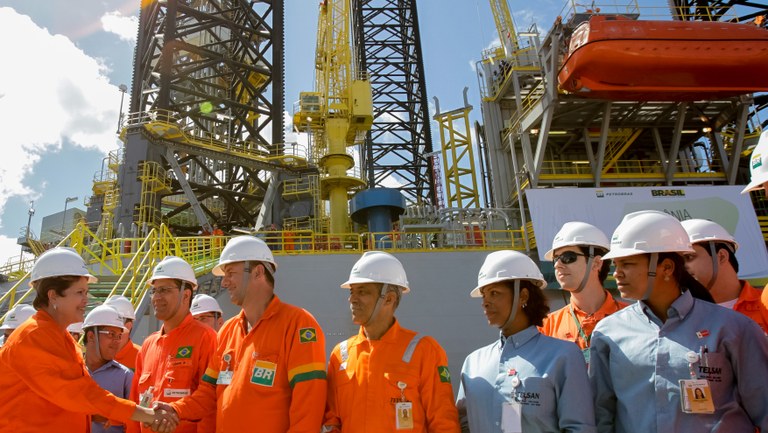 Presidenta Dilma Rousseff cumprimenta trabalhadores durante cerimônia de batismo da plataforma P-59 no canteiro de obras do São Roque do Paraguaçu. Maragojipe - BA, 13/07/2012
