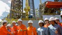 Presidenta Dilma Rousseff cumprimenta trabalhadores durante cerimônia de batismo da plataforma P-59 no canteiro de obras do São Roque do Paraguaçu. Maragojipe - BA, 13/07/2012