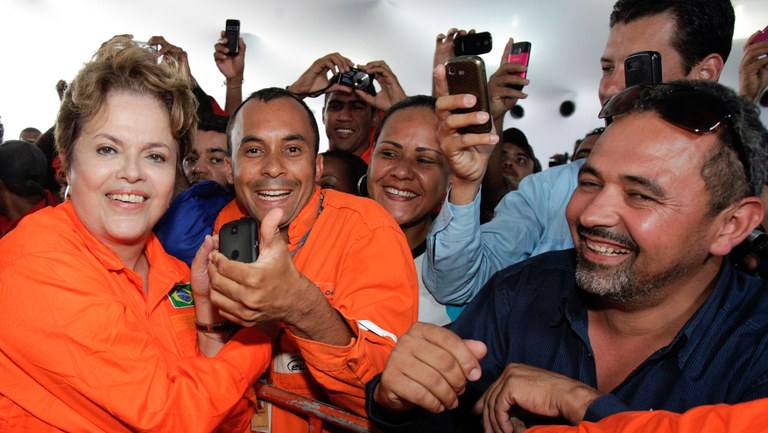 Presidenta Dilma Rousseff cumprimenta populares durante cerimônia de batismo da plataforma P-59 no canteiro de obras do São Roque do Paraguaçu. Maragojipe - BA, 13/07/2012