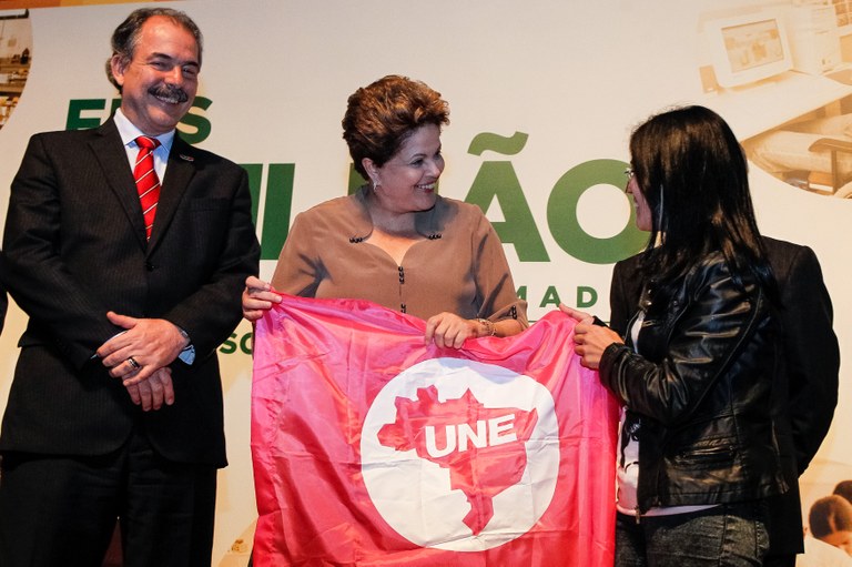Presidenta Dilma Rousseff recebe a bandeira da UNE da Presidente da UNE, Virgínia Gomes de Barros e Silva durante celebração de um milhão de contratos do FIES. São Paulo - SP, 22/08/2013
