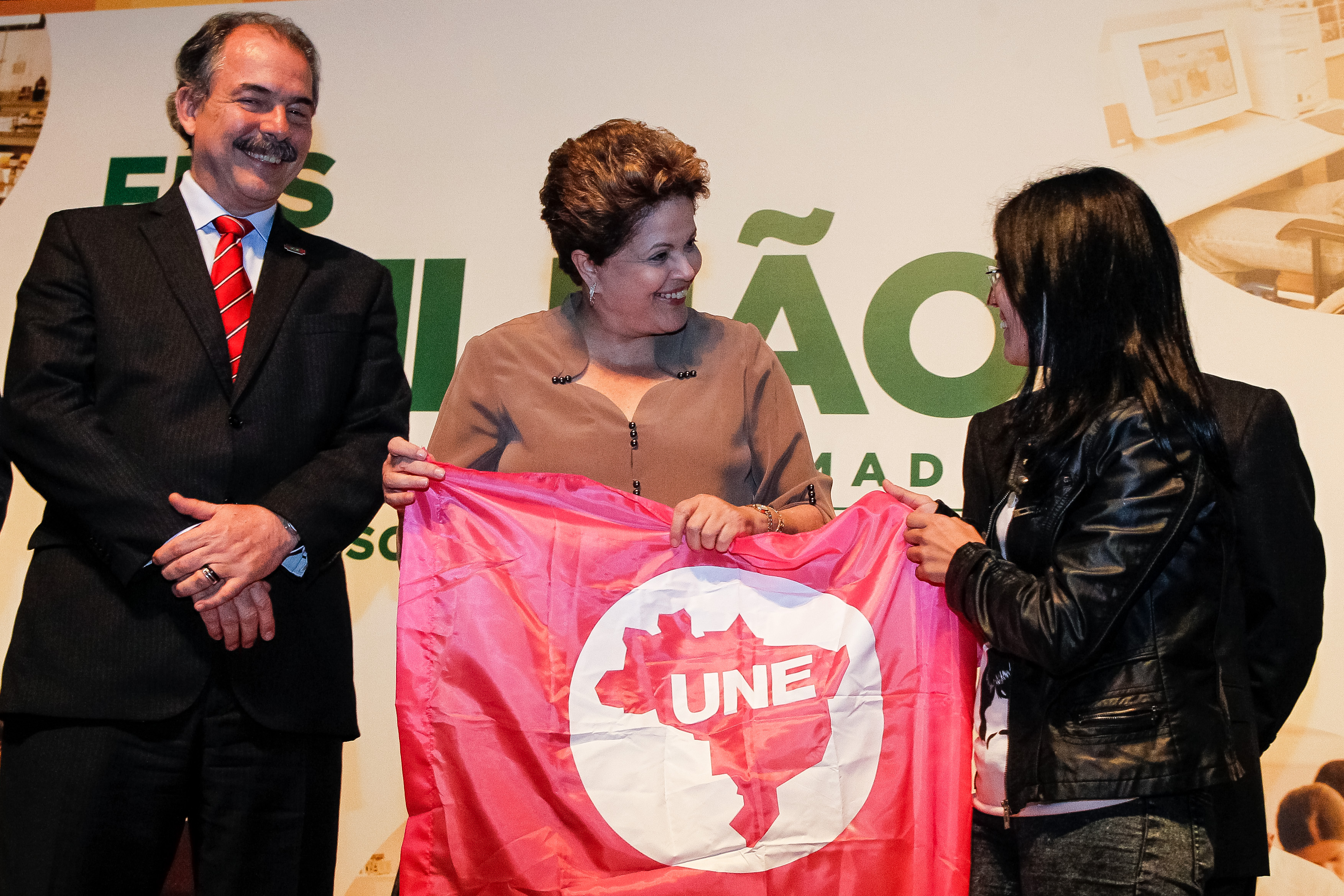 Presidenta Dilma Rousseff recebe a bandeira da UNE da Presidente da UNE, Virgínia Gomes de Barros e Silva durante celebração de um milhão de contratos do FIES. São Paulo - SP, 22/08/2013