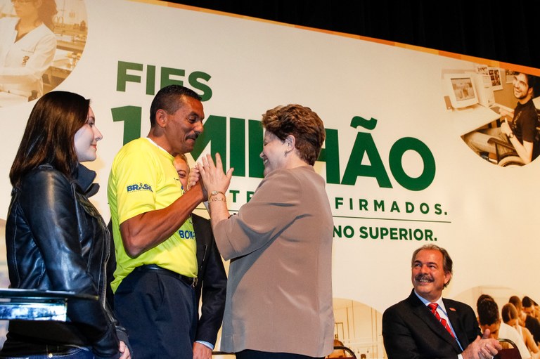 Presidenta Dilma Rousseff cumprimenta a estudante de medicina, Carolina Rocha Zalewska e o estudante de geografia, Eliseu Aparecido Netto durante celebração de um milhão de contratos do FIES. São Paulo - SP, 22/08/2013