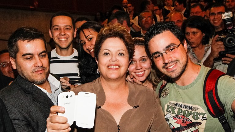 Presidenta Dilma Rousseff posa para foto durante cerimônia de celebração de um milhão de contratos do Fundo de Financiamento Estudantil (FIES). São Paulo - SP, 22/08/2013
