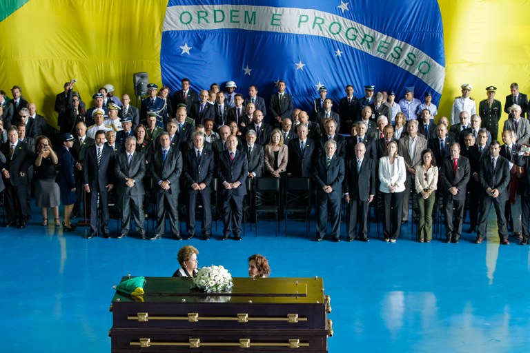  Presidenta durante cerimônia de chegada a Brasília dos restos mortais do Presidente João Goulart. Brasília-DF, 14/11/2013