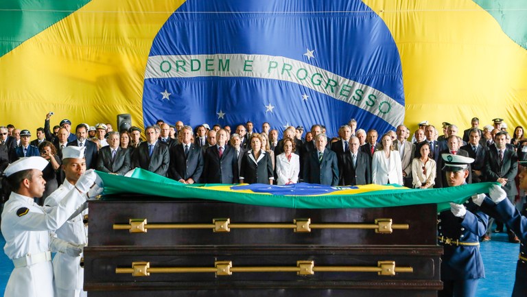  Presidenta durante cerimônia de chegada a Brasília dos restos mortais do Presidente João Goulart. Brasília-DF, 14/11/2013