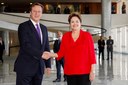 Presidenta Dilma Rousseff cumprimenta o Primeiro-Ministro do Reino Unido, David Cameron, no Palácio do Planalto. Brasília-DF, 28/09/2012