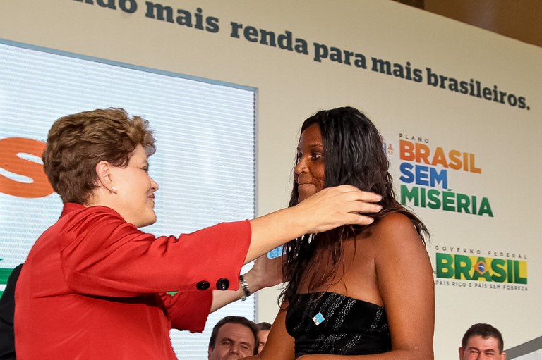 Presidenta Dilma Rousseff durante cerimônia de comemoração de 1 milhão e meio de beneficiados pelo Plano Brasil sem Miséria por meio da integração dos programas Renda Melhor, Cartão Família Carioca e Bolsa Família. Rio de Janeiro - RJ, 26/04/2012
