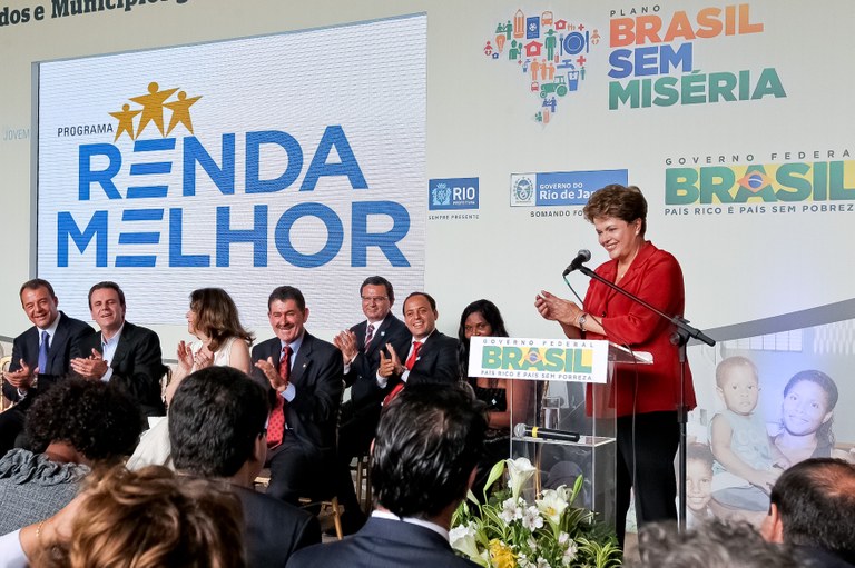 Presidenta Dilma Rousseff durante cerimônia de comemoração de 1 milhão e meio de beneficiados pelo Plano Brasil sem Miséria por meio da integração dos programas Renda Melhor, Cartão Família Carioca e Bolsa Família. Rio de Janeiro - RJ, 26/04/2012