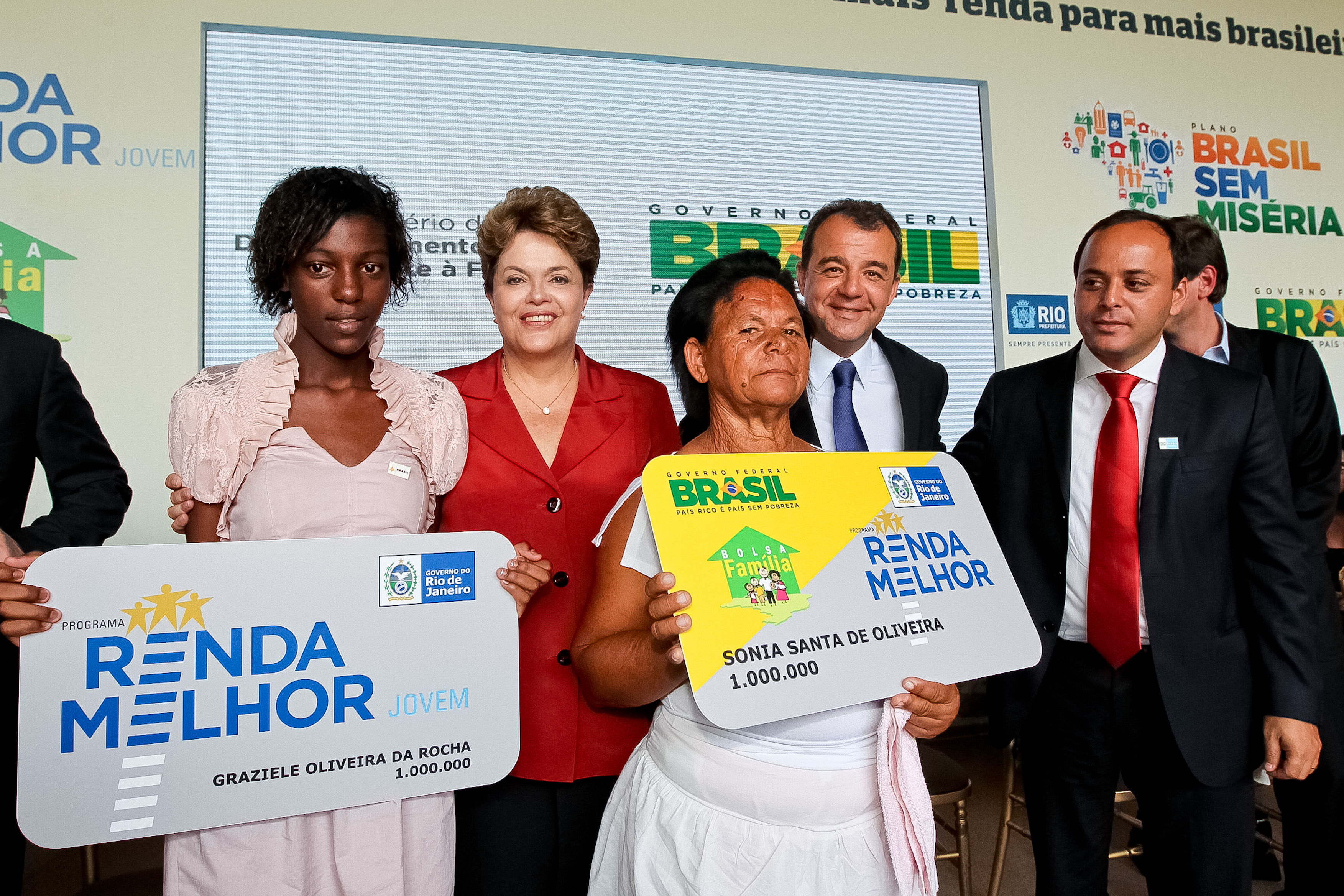 Presidenta Dilma Rousseff durante cerimônia de comemoração de 1 milhão e meio de beneficiados pelo Plano Brasil sem Miséria por meio da integração dos programas Renda Melhor, Cartão Família Carioca e Bolsa Família. Rio de Janeiro - RJ, 26/04/2012