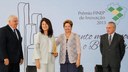 Presidenta Dilma Rousseff e o vencedor da categoria Grande Empresa, 1º lugar, Luciana Hashiba da NATURA durante cerimônia de entrega da 16ª edição do Prêmio Finep de Inovação. Brasília-DF, 04/12/2013