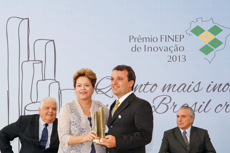 Presidenta Dilma Rousseff e o vencedor da categoria Inventor Inovador, José Roberto do Amaral Assy durante cerimônia de entrega da 16ª edição do Prêmio Finep de Inovação. Brasília-DF, 04/12/2013