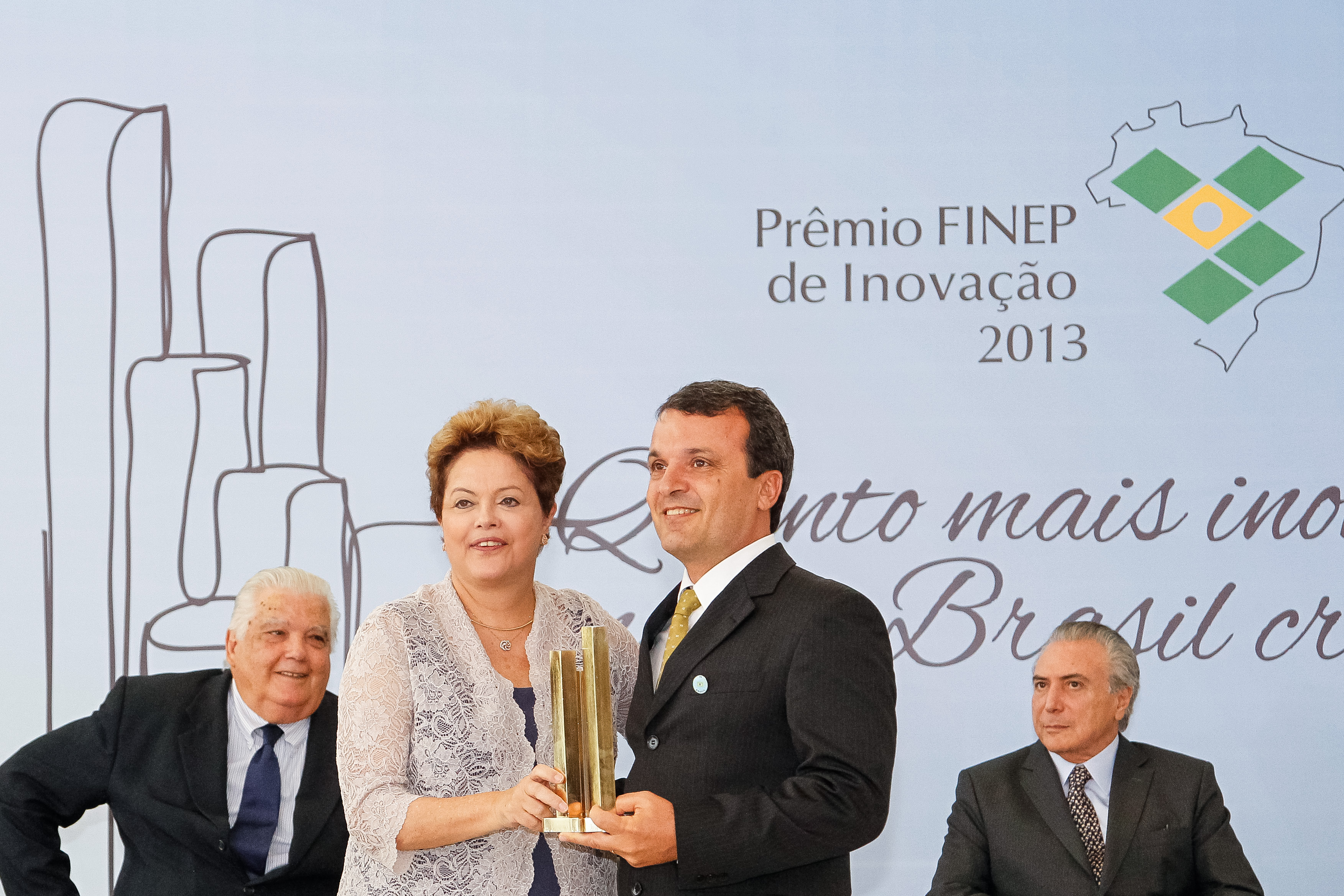 Presidenta Dilma Rousseff e o vencedor da categoria Inventor Inovador, José Roberto do Amaral Assy durante cerimônia de entrega da 16ª edição do Prêmio Finep de Inovação. Brasília-DF, 04/12/2013
