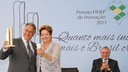Presidenta Dilma Rousseff e o vencedor da categoria Inovação Sustentável, Claudio Rocha Bastos da CBPAK durante cerimônia de entrega da 16ª edição do Prêmio Finep de Inovação. Brasília-DF, 04/12/2013