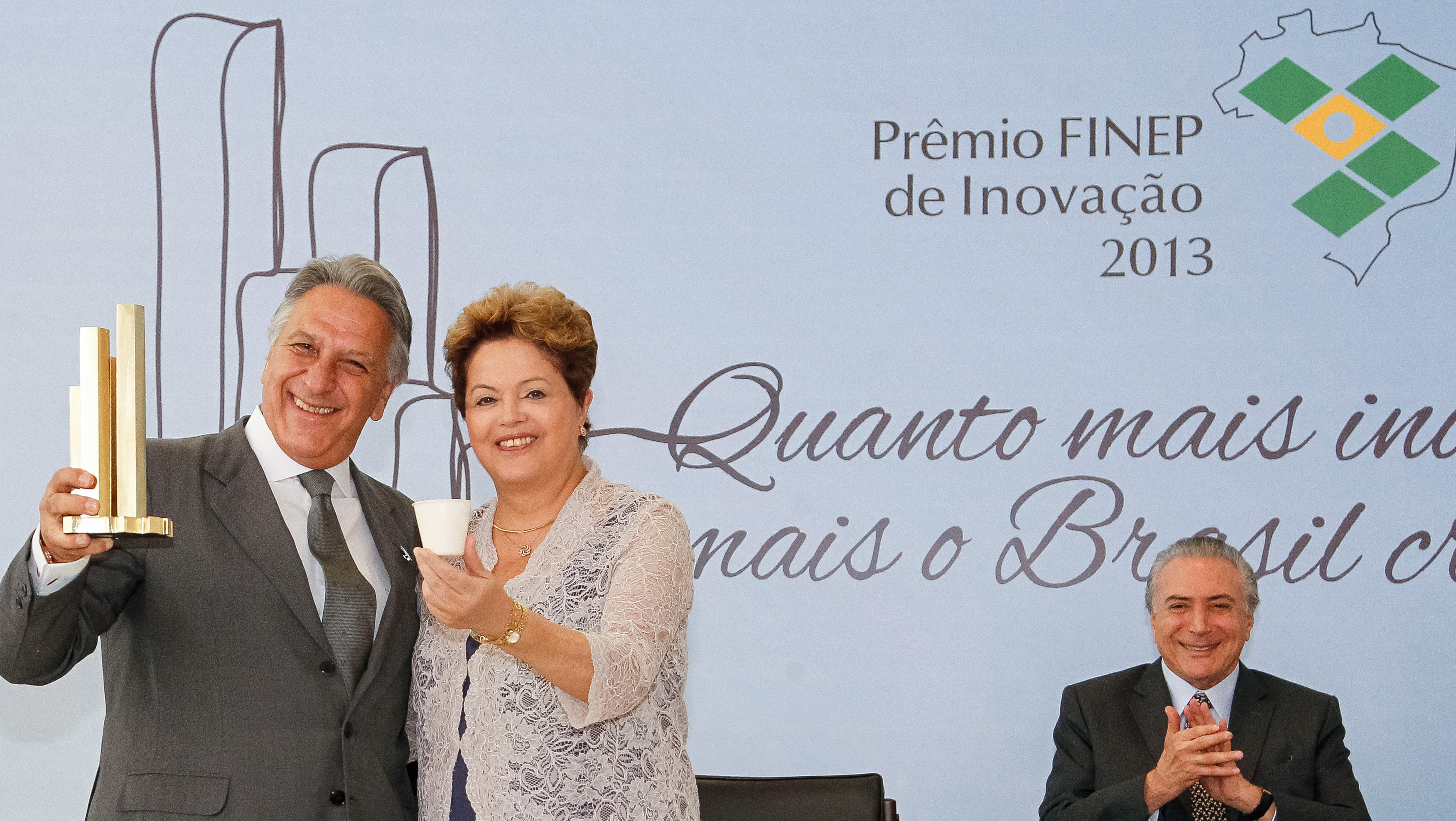 Presidenta Dilma Rousseff e o vencedor da categoria Inovação Sustentável, Claudio Rocha Bastos da CBPAK durante cerimônia de entrega da 16ª edição do Prêmio Finep de Inovação. Brasília-DF, 04/12/2013