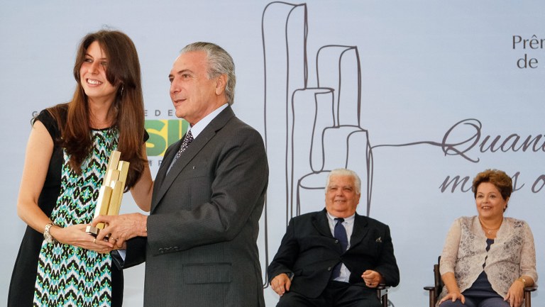 Presidenta Dilma Rousseff e o Vice-Presidente Michel Temer entregam o troféu vencedor da categoria Micro e Pequena Empresa, Diana Exenberger Finkler durante cerimônia de entrega da 16ª edição do Prêmio Finep de Inovação. Brasília-DF, 04/12/2013 Presidenta Dilma Rousseff e o Vice-Presidente Michel Temer entregam o troféu vencedor da categoria Micro e Pequena Empresa, Diana Exenberger Finkler durante cerimônia de entrega da 16ª edição do Prêmio Finep de Inovação. Brasília-DF, 04/12/2013